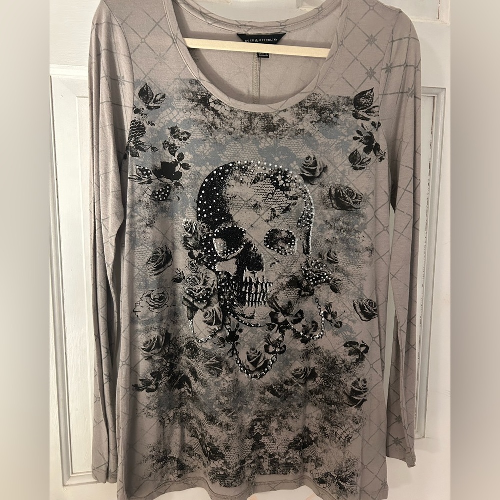Rock & Republic Sz L taupe colored thin long sleeve w/black skull embellished